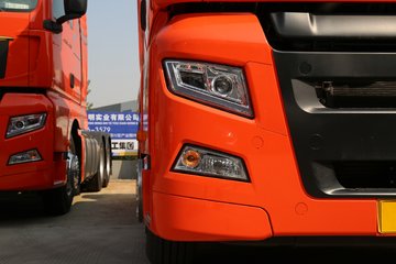 重汽集团最新推出的汕德卡系列中的重汽580最新6x4牵引车，品质卓越，性能卓越